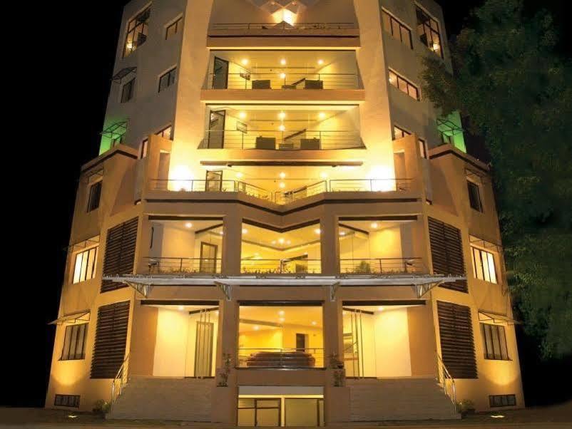 Treebo Trend Time Square Marine Drive Kochi Exterior foto